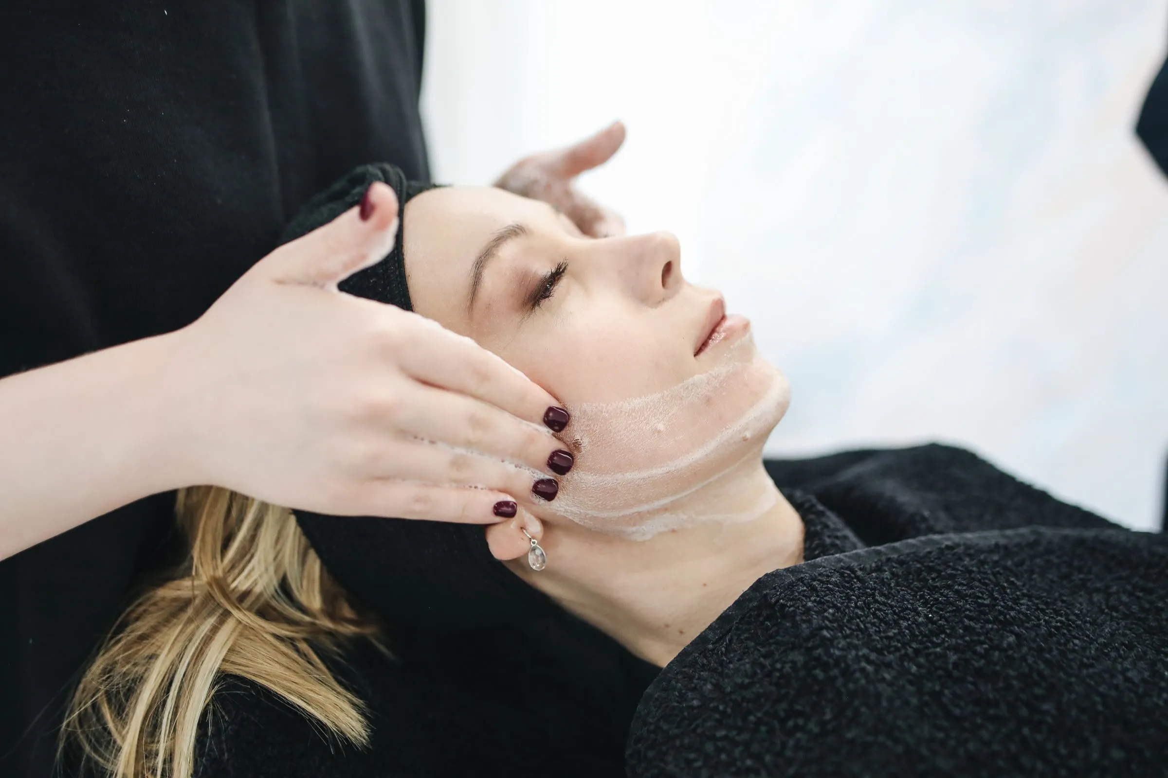 Ansiktsbehandling med massage i lugn miljö